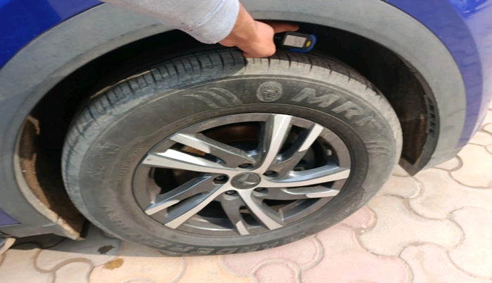 2022 Mahindra XUV700 AX 5 P MT 7 STR, Petrol, Manual, 27,166 km, tyre