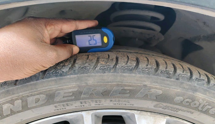 2020 Mahindra XUV300 W8(O) 1.2 PETROL DUAL TONE, Petrol, Manual, 82,903 km, tyre