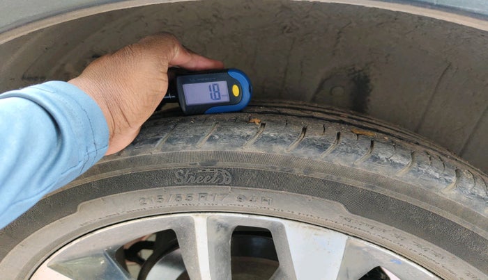 2020 Mahindra XUV300 W8(O) 1.2 PETROL DUAL TONE, Petrol, Manual, 82,903 km, tyre