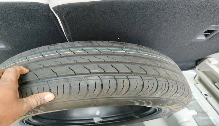 2020 Mahindra XUV300 W8(O) 1.2 PETROL DUAL TONE, Petrol, Manual, 82,903 km, tyre