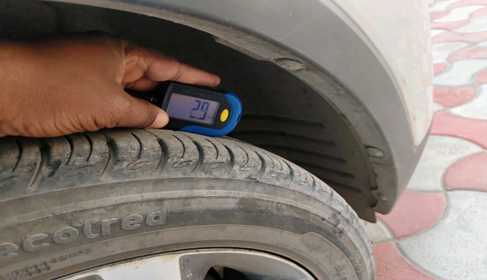 2020 Mahindra XUV300 W8(O) 1.2 PETROL DUAL TONE, Petrol, Manual, 82,903 km, tyre