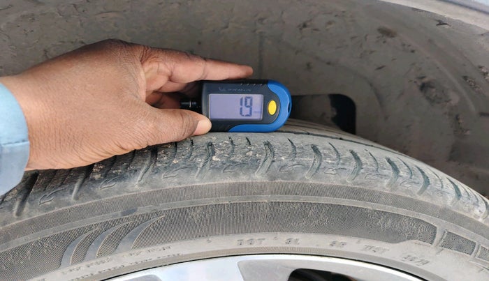 2020 Mahindra XUV300 W8(O) 1.2 PETROL DUAL TONE, Petrol, Manual, 82,903 km, tyre