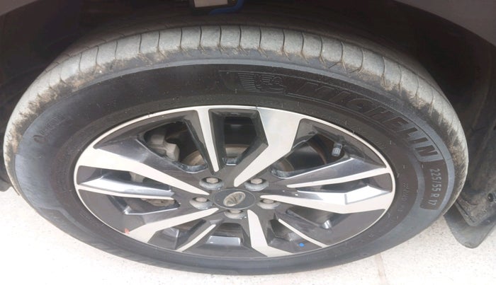 2019 Mahindra XUV300 W8 (O) 1.5 DIESEL, Diesel, Manual, 1,64,932 km, tyre