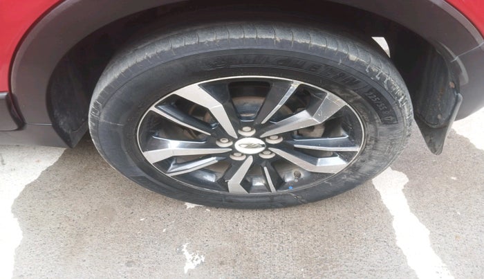 2019 Mahindra XUV300 W8 (O) 1.5 DIESEL, Diesel, Manual, 1,64,932 km, tyre