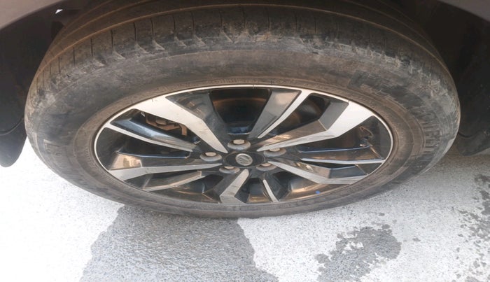 2019 Mahindra XUV300 W8 (O) 1.5 DIESEL, Diesel, Manual, 1,64,932 km, tyre