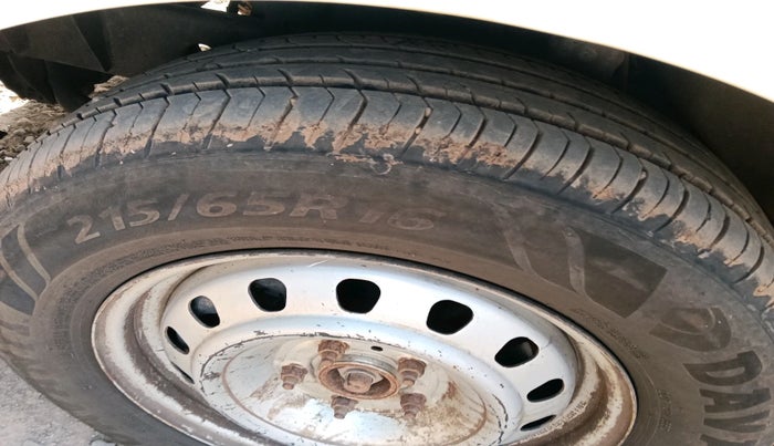 2019 Mahindra MARAZZO M2 8 STR, Diesel, Manual, 2,01,027 km, tyre