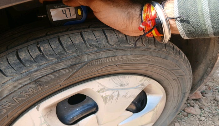 2017 Tata Tiago XT PETROL, Petrol, Manual, 1,73,004 km, tyre