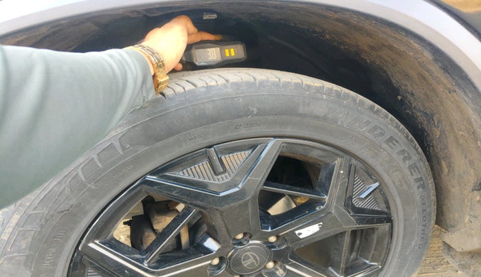 2024 Tata Harrier ADVENTURE PLUS DARK EDITION AT, Diesel, Automatic, 20,075 km, tyre