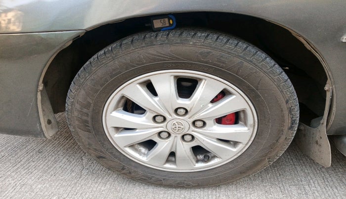 2011 Toyota Innova V 2.5 8 STR, Diesel, Manual, 1,54,296 km, tyre