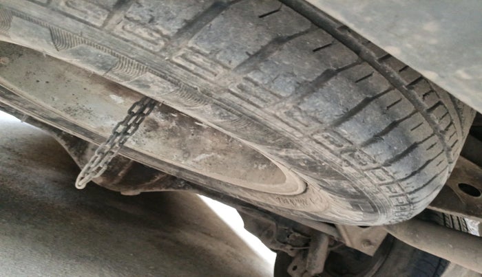 2011 Toyota Innova V 2.5 8 STR, Diesel, Manual, 1,54,296 km, tyre