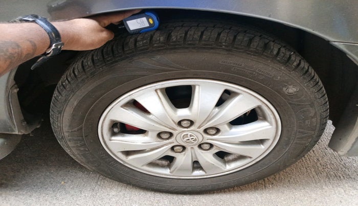 2011 Toyota Innova V 2.5 8 STR, Diesel, Manual, 1,54,296 km, tyre