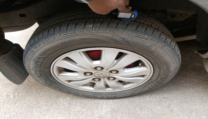 2011 Toyota Innova V 2.5 8 STR, Diesel, Manual, 1,54,296 km, tyre