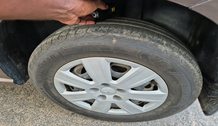 2016 Volkswagen Ameo TRENDLINE 1.2L, Petrol, Manual, 86,375 km, tyre