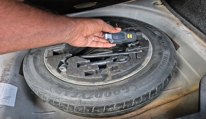 2016 Volkswagen Ameo TRENDLINE 1.2L, Petrol, Manual, 86,375 km, tyre