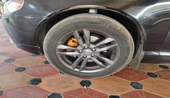 2013 Volvo S80 D5, Diesel, Automatic, 1,40,050 km, tyre