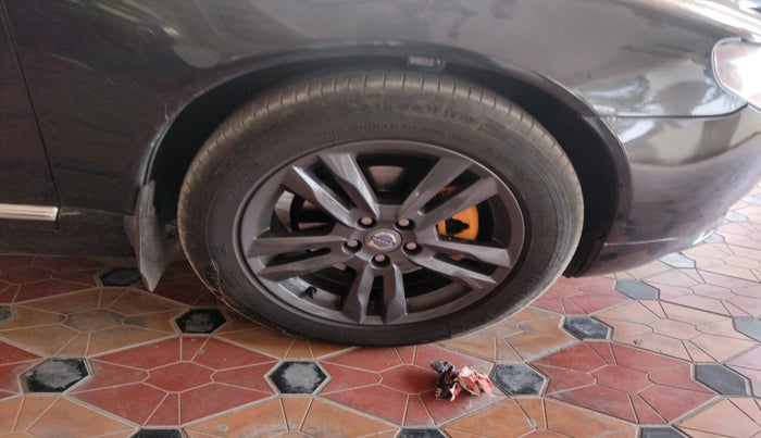 2013 Volvo S80 D5, Diesel, Automatic, 1,40,050 km, tyre