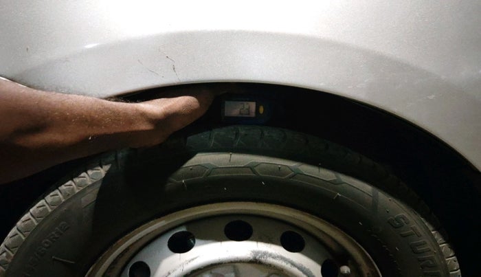 2013 Hyundai Eon ERA +, Petrol, Manual, 2,12,093 km, tyre