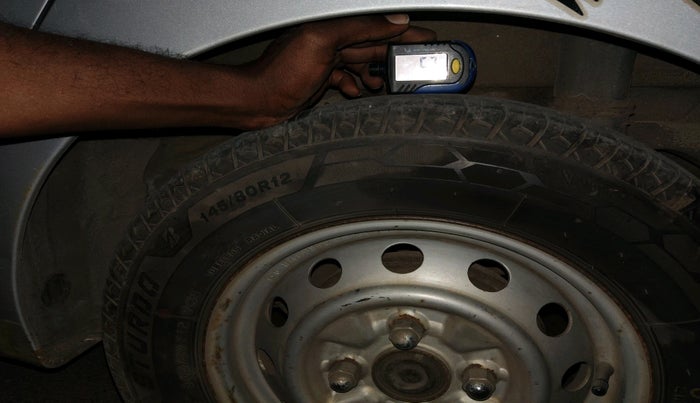 2013 Hyundai Eon ERA +, Petrol, Manual, 2,12,093 km, tyre