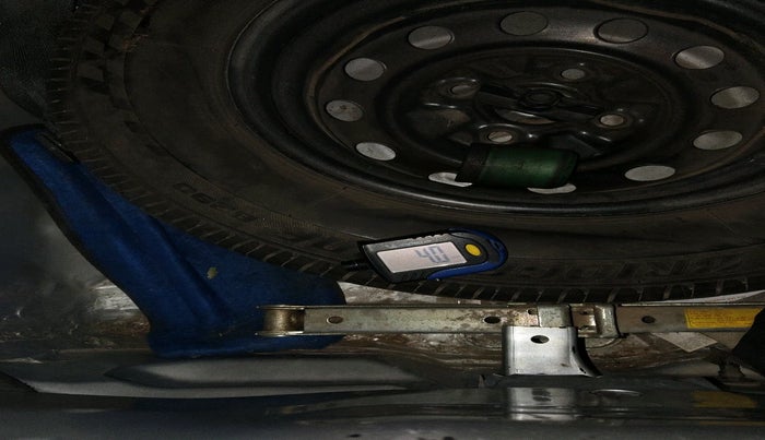 2013 Hyundai Eon ERA +, Petrol, Manual, 2,12,093 km, tyre