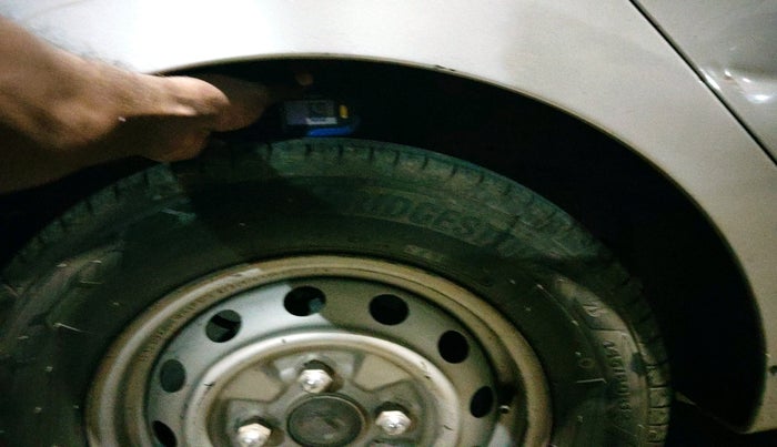 2013 Hyundai Eon ERA +, Petrol, Manual, 2,12,093 km, tyre