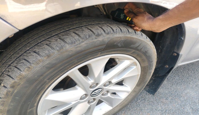 2016 Toyota Innova Crysta 2.4 VX 8 STR, Diesel, Manual, 1,07,235 km, tyre