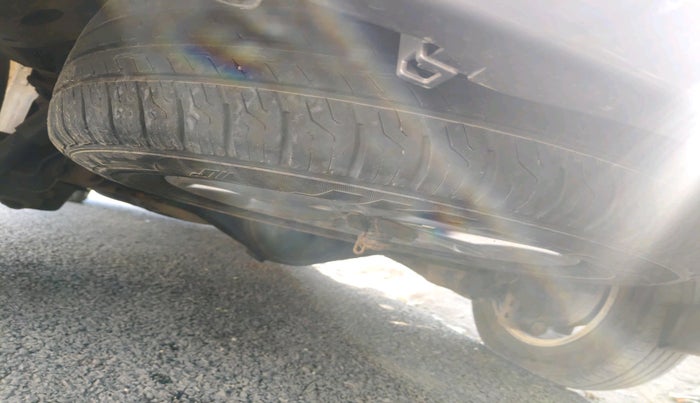 2016 Toyota Innova Crysta 2.4 VX 8 STR, Diesel, Manual, 1,07,235 km, tyre