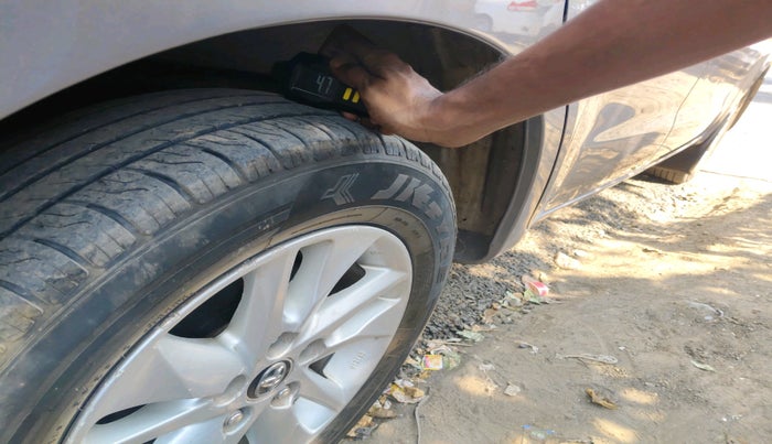 2016 Toyota Innova Crysta 2.4 VX 8 STR, Diesel, Manual, 1,07,235 km, tyre