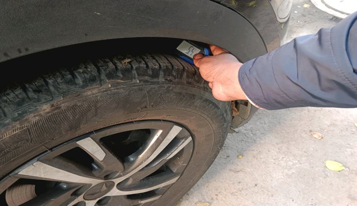 2022 Mahindra XUV700 AX 5 P AT 5 STR, Petrol, Automatic, 33,473 km, tyre