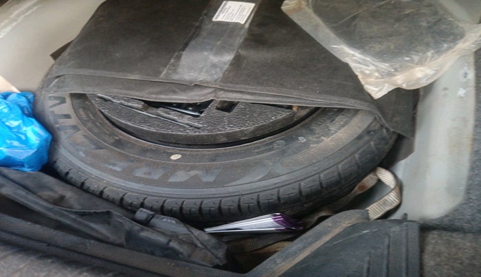 2016 Volkswagen Ameo HIGHLINE1.5L, Diesel, Manual, 1,48,208 km, tyre