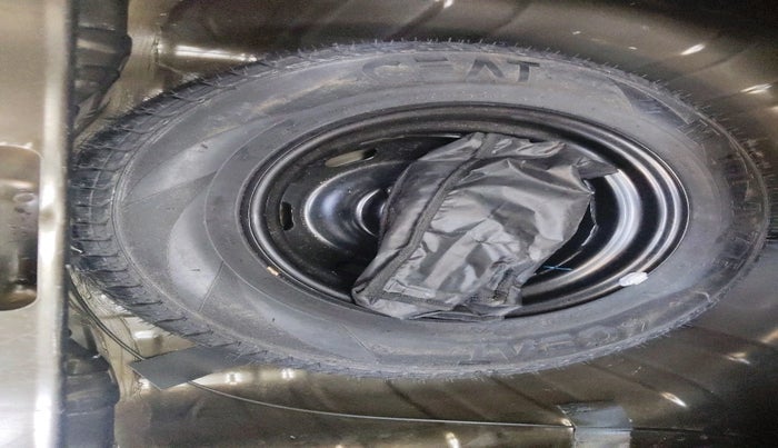 2015 Renault Kwid RXL, Petrol, Manual, 48,701 km, tyre