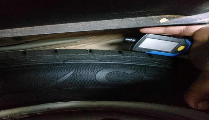 2016 Maruti Swift LXI (O), Petrol, Manual, 67,673 km, tyre