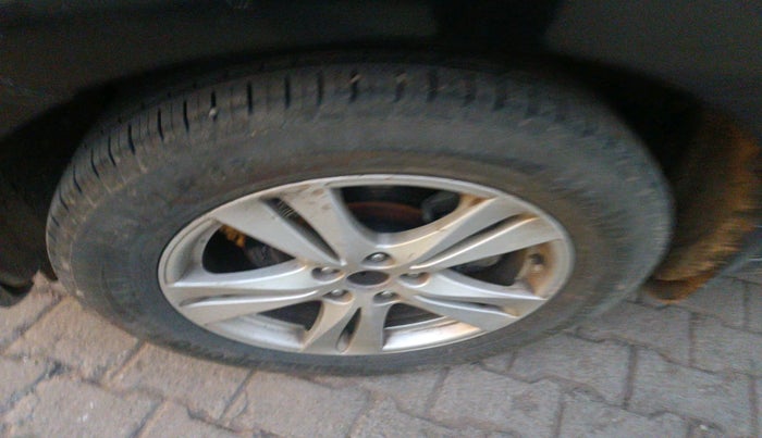 2012 Hyundai Santa Fe 2 WD, Diesel, Manual, 1,35,900 km, tyre