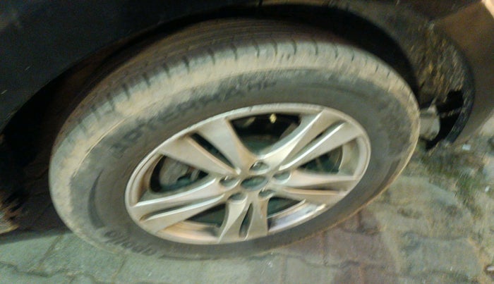 2012 Hyundai Santa Fe 2 WD, Diesel, Manual, 1,35,900 km, tyre