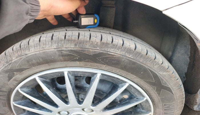 2012 Volkswagen Polo COMFORTLINE 1.2L, Diesel, Manual, 1,25,820 km, tyre