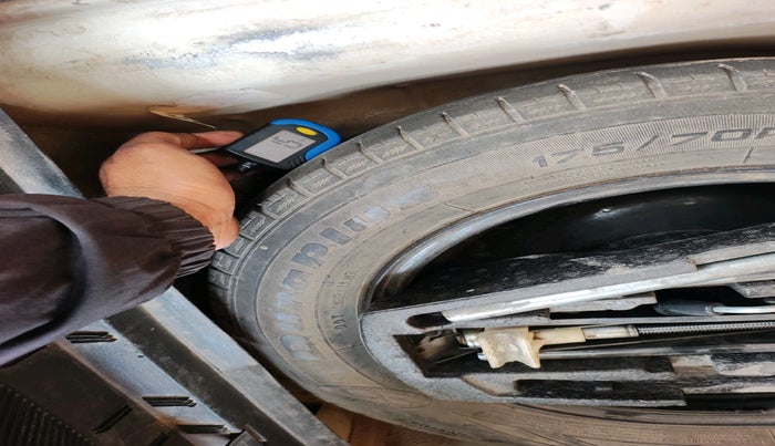 2012 Volkswagen Polo COMFORTLINE 1.2L, Diesel, Manual, 1,25,820 km, tyre