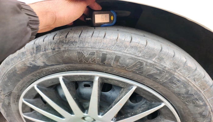 2012 Volkswagen Polo COMFORTLINE 1.2L, Diesel, Manual, 1,25,820 km, tyre