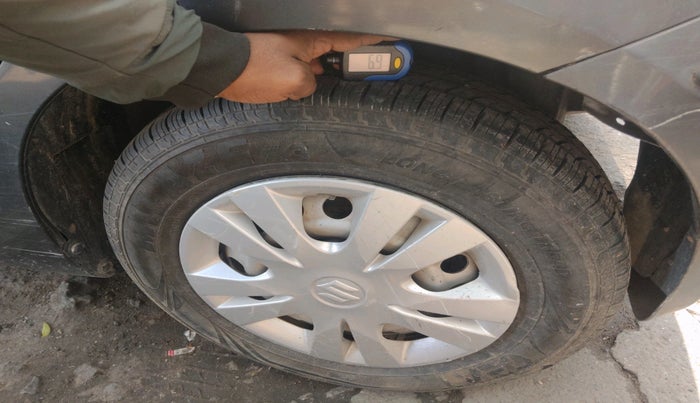 2015 Maruti Swift LXI (O), Petrol, Manual, 1,63,910 km, tyre