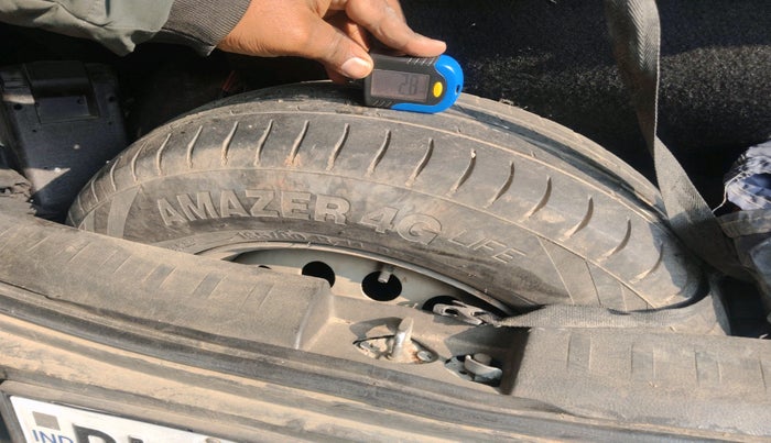 2015 Maruti Swift LXI (O), Petrol, Manual, 1,63,910 km, tyre