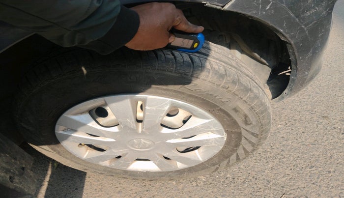 2015 Maruti Swift LXI (O), Petrol, Manual, 1,63,910 km, tyre