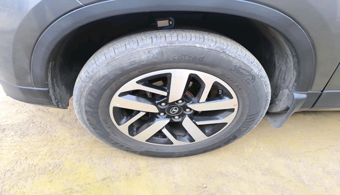 2022 Tata Harrier XZA PLUS 2.0L, Diesel, Automatic, 1,29,996 km, tyre