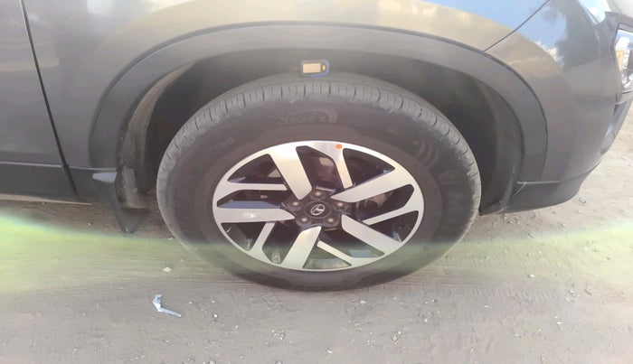 2022 Tata Harrier XZA PLUS 2.0L, Diesel, Automatic, 1,29,996 km, tyre