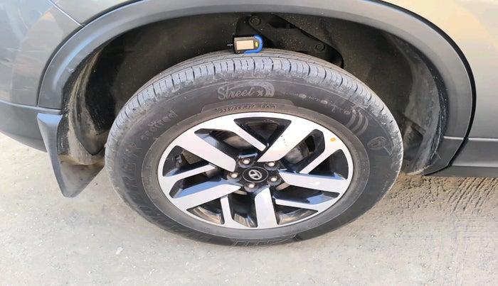 2022 Tata Harrier XZA PLUS 2.0L, Diesel, Automatic, 1,29,996 km, tyre