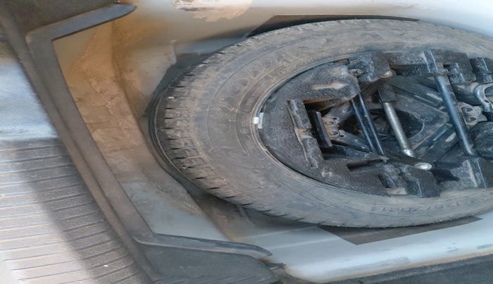 2016 Volkswagen Ameo COMFORTLINE 1.2L, Petrol, Manual, 1,17,000 km, tyre