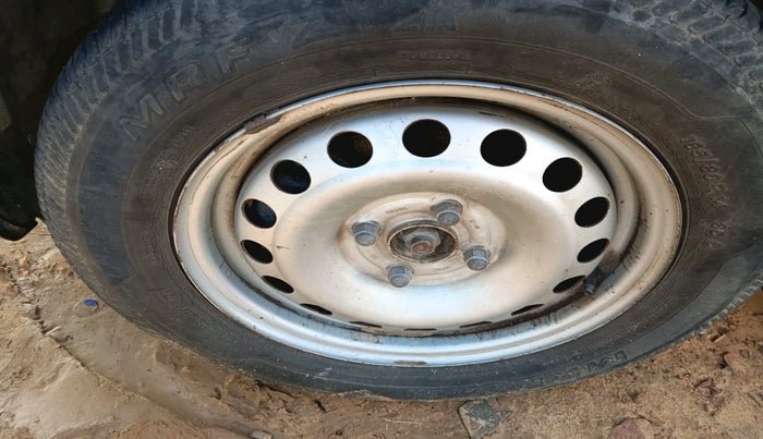 2015 Maruti Swift LXI, Petrol, Manual, 1,09,761 km, tyre