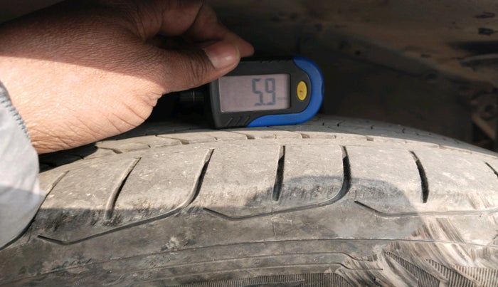 2016 Toyota Innova Crysta 2.8 ZX AT 7 STR, Diesel, Automatic, 2,41,633 km, tyre