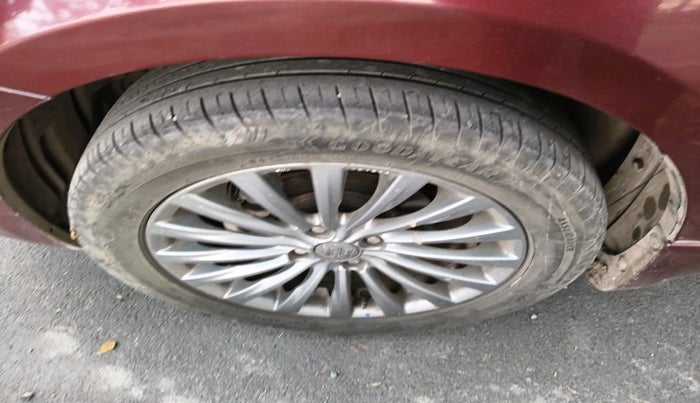 2017 Maruti Ciaz ALPHA  AT 1.4  PETROL, Petrol, Automatic, 1,27,044 km, tyre