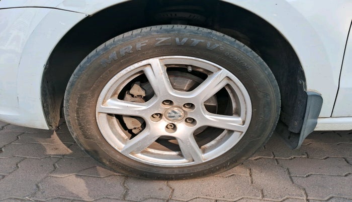 2013 Volkswagen Vento HIGHLINE 1.6 MPI, Petrol, Manual, 50,365 km, tyre