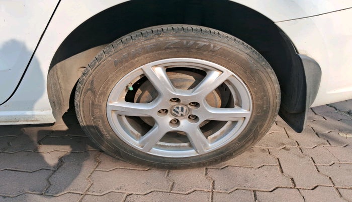 2013 Volkswagen Vento HIGHLINE 1.6 MPI, Petrol, Manual, 50,365 km, tyre