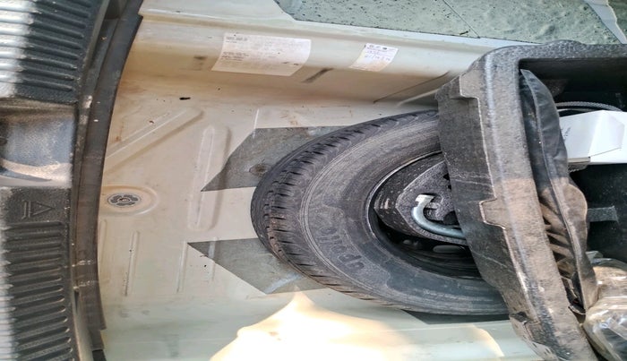 2013 Volkswagen Vento HIGHLINE 1.6 MPI, Petrol, Manual, 50,365 km, tyre