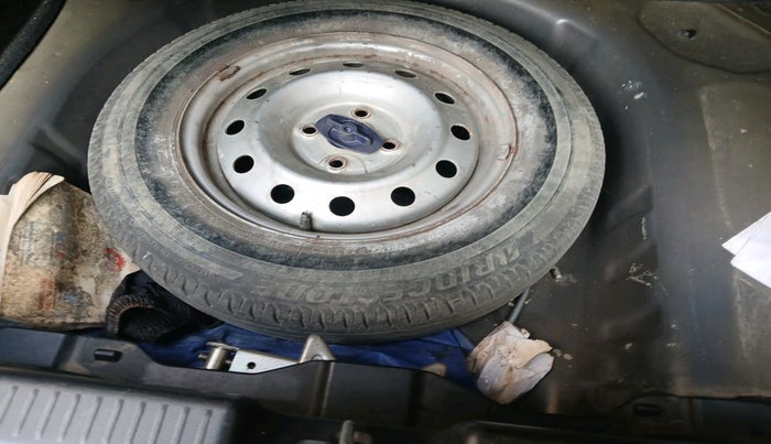 2017 Maruti Dzire LXI, Petrol, Manual, 74,165 km, tyre